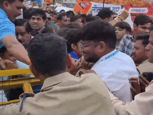 LIVEमहाकाल परिसर में भगदड़ जैसे हालात, 13 श्रद्धालु घायल बोले- प्रबंधन में लापरवाही, मदद भी देर से मिली; नागपंचमी पर ही खुलता है नागचंद्रेश्वर मंदिर1:34Play video