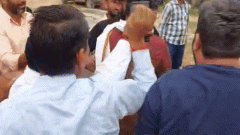 LIVEजयपुर- CJP के आशुतोष रांका को ग्रामीणों ने पीट-पीटकर भगाया: लोग बोले- किसी बाहरी व्यक्ति को घुसने नहीं देंगे; स्कूल का निरीक्षण करने पहुंचे थे1:33Play video