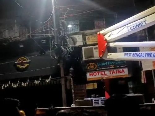 BREAKINGकोलकाता के होटल में आग, 9 की मौत, 6 घायल: जान गंवाने वालों में बांग्लादेशी भी थे, यहां इलाज कराने आए थे0:37Play video