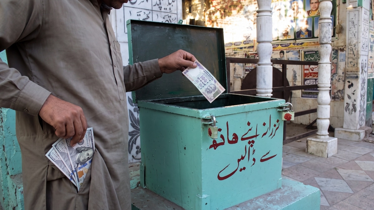 Scammers Allegedly Replace US Dollars with Indian Rupees in Donation Boxes at Data Darbar