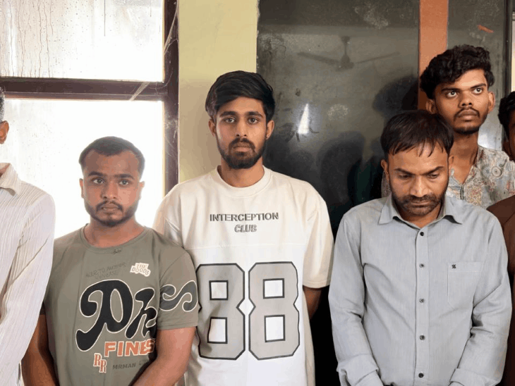 सील्ड लिफाफे में एंडोस्कोपी कैमरा डालकर पेपर लीक किया: ₹11 हजार में छात्रों को बेचा, छत्तीसगढ़ के प्राेफेसर समेत 6 अरेस्ट1:11Play video