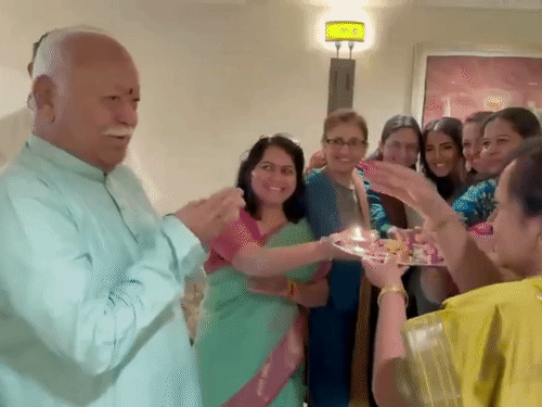न्यूयॉर्क में भागवत के कार्यक्रम के आयोजक का X-अकाउंट सस्पेंड: हिंदू अमेरिकन फाउंडेशन ने कहा- प्रोग्राम रोकने की कोशिश; मेयर ममदानी समेत कई संगठन विरोध में0:32Play video