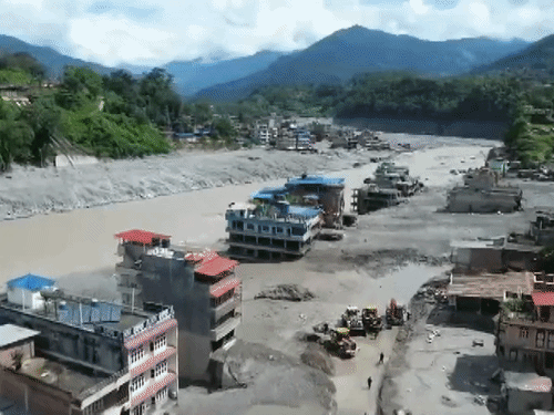 LIVEनेपाल बाढ़- लापता लोगों का आंकड़ा 2500 पहुंचा: 400 भारतीय तिब्बत में फंसे; सुरंग में फंसे लोगों को निकालने में मदद करेगा भारत1:13Play videoलाइव अपडेट्स13 मिनट पहले: चीन ने नेपाल को हर संभव मदद का भरोसा दिया25 मिनट पहले: एक लहर और सबकुछ खत्म, तीनों पीड़ितों की कहानी