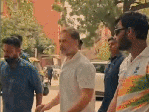 BREAKINGराहुल गांधी ने पैलेट गन मामले की शिकायत की: पीड़ित को साथ लेकर संसद मार्ग थाने पहुंचे