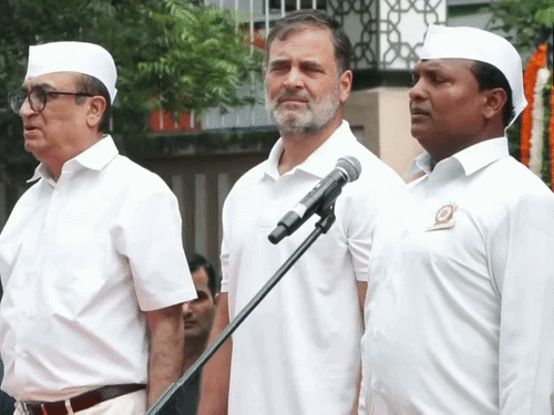 राहुल-सोनिया पर वंदे मातरम के अपमान का आरोप, जांच शुरू: FIR की मांग; दावा- राहुल ने वंदे मातरम गाने से इनकार किया था1:03Play video