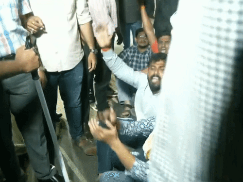 पुणे में राहुल के कार्यक्रम से पहले NSUI-ABVP में झड़प: भाजपा का जबरन रजिस्ट्रेशन कराने का आरोप; कांग्रेस नेता का आज 'छात्रों की गूंज' प्रोग्राम0:44Play video