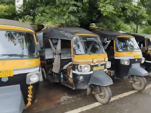 मराठी नहीं जानने वाले महाराष्ट्र में ऑटो–टैक्सी नहीं चला पाएंगे: ट्रांसपोर्ट मंत्री बोले- पहले नोटिस देंगे, 3 महीने में नहीं सीखे तो लाइसेंस रद्द होगा0:49Play video