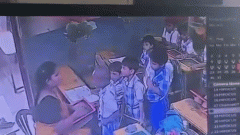 विशाखापट्‌टनम में 6 साल के बच्चे की हार्टअटैक से मौत: क्लास में टीचर थप्पड़ मारती दिखी; बच्चा रोता-रोता गिर पड़ा0:53Play video