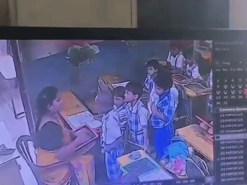 विशाखापट्टनम में 6 साल के बच्चे की हार्टअटैक से मौत: क्लास में टीचर थप्पड़ मारती दिखी; बच्चा रोता-रोता गिर पड़ा0:53Play video