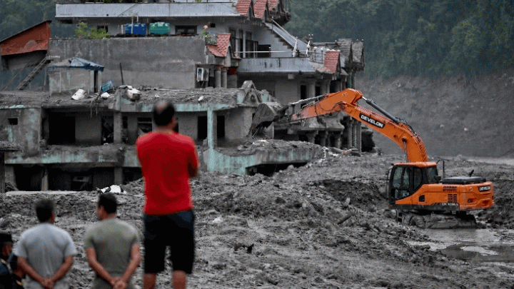 LIVEनेपाल से बहकर उत्तर प्रदेश पहुंचे 17 शव: चीन बोला- त्रासदी के 12 दिन पहले ही अलर्ट किया था; अब तक 955 मौतें1:19Play video