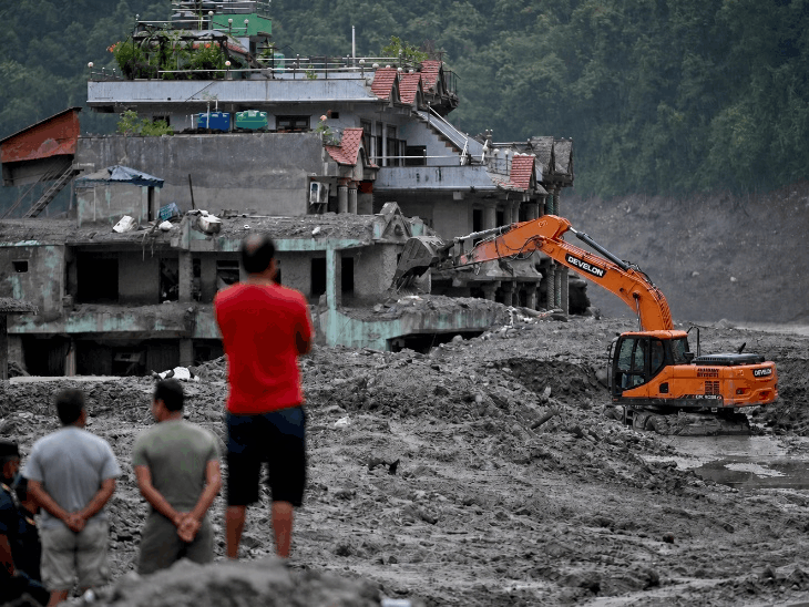 LIVEनेपाल से बहकर उत्तर प्रदेश पहुंचे 17 शव: चीन बोला- त्रासदी के 12 दिन पहले ही अलर्ट किया था; अब तक 955 मौतें1:19Play video