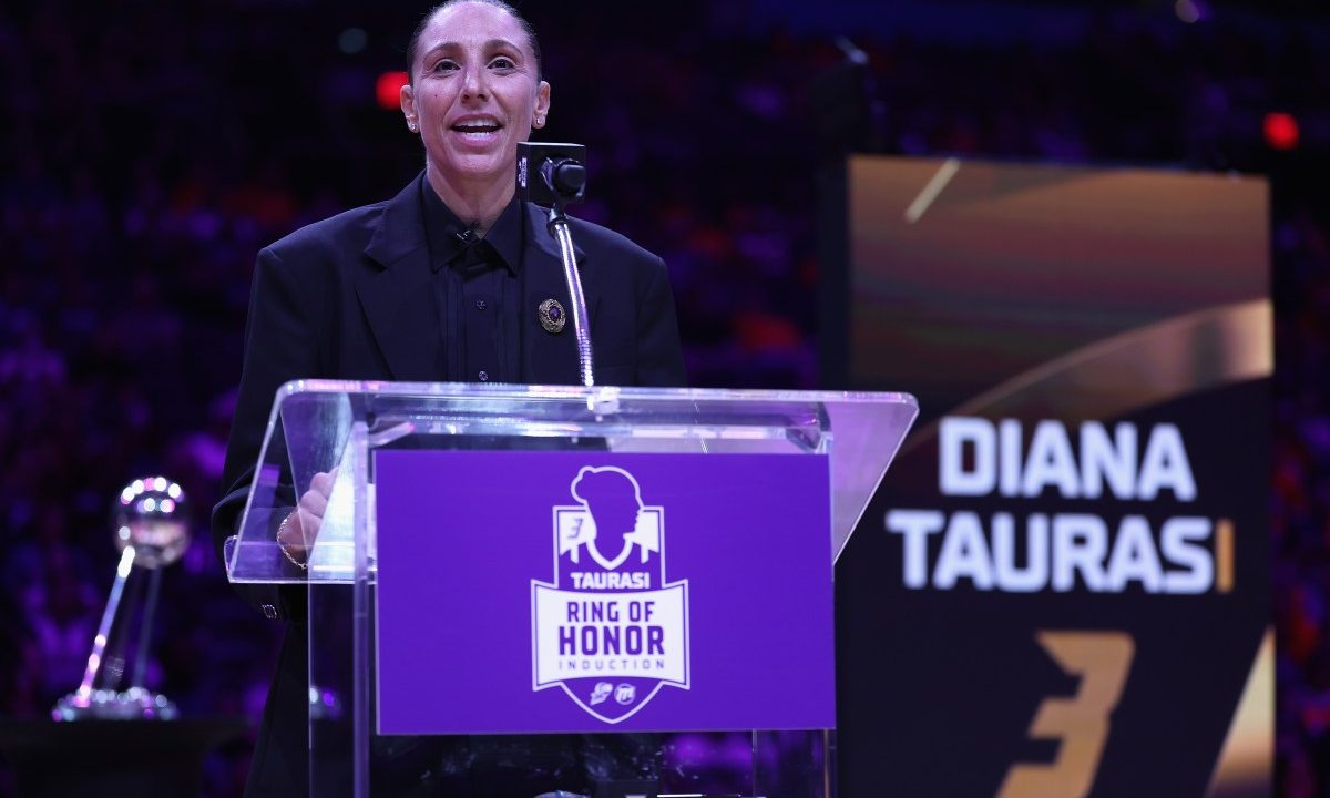 Mercury Rookie Celebrates Diana Taurasi With Portrait