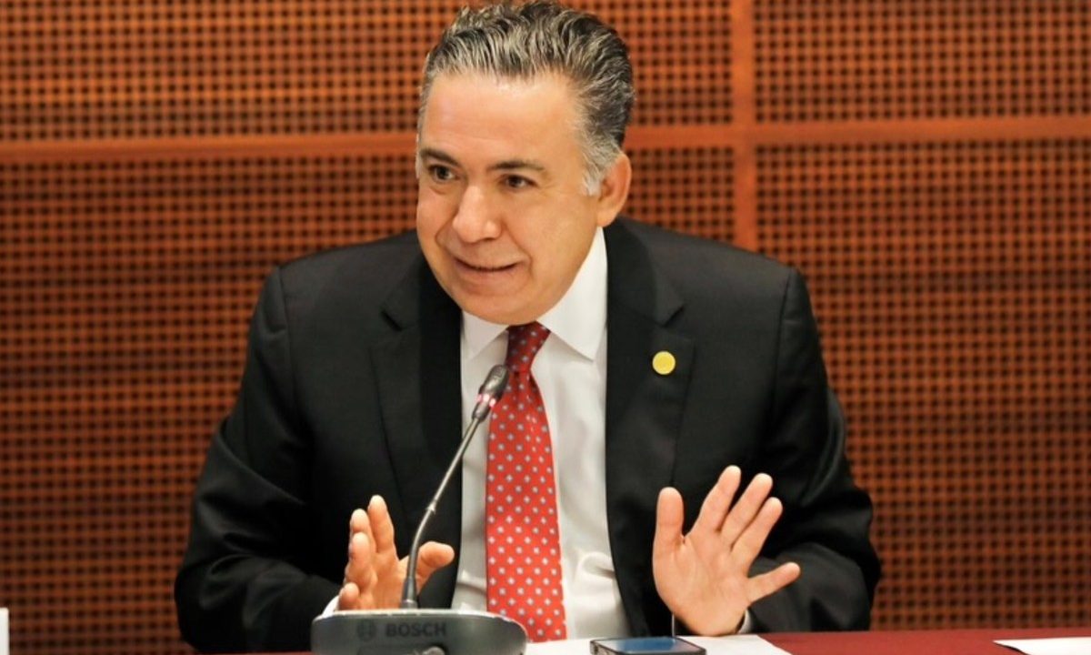 Inzunza no deja el fuero, pero anuncia que abandona la bancada de Morena