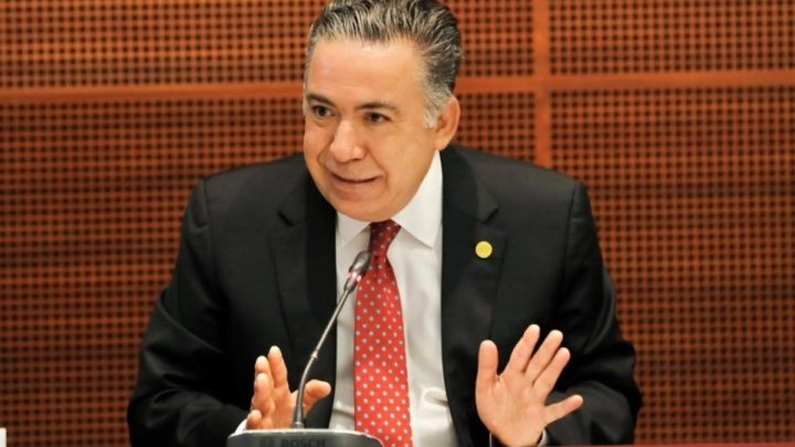 Inzunza no deja el fuero, pero anuncia que abandona la bancada de Morena