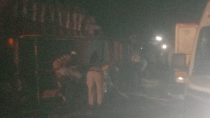 BREAKINGमध्य प्रदेश- ट्रक से टकराई पिकअप, 8 की मौत: 23 मजदूर घायल, ग्वालियर से यूपी लौट रहे थे; हाईवे पर गायों को बचाने में हुआ हादसा0:18Play video