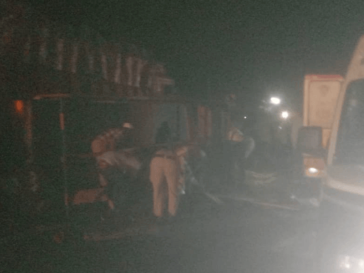 BREAKINGमध्य प्रदेश- ट्रक से टकराई पिकअप, 8 की मौत: 23 मजदूर घायल, ग्वालियर से यूपी लौट रहे थे; हाईवे पर गायों को बचाने में हुआ हादसा0:18Play video