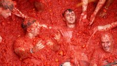 Spain’s tomato food fight leaves thousands covered in pulp