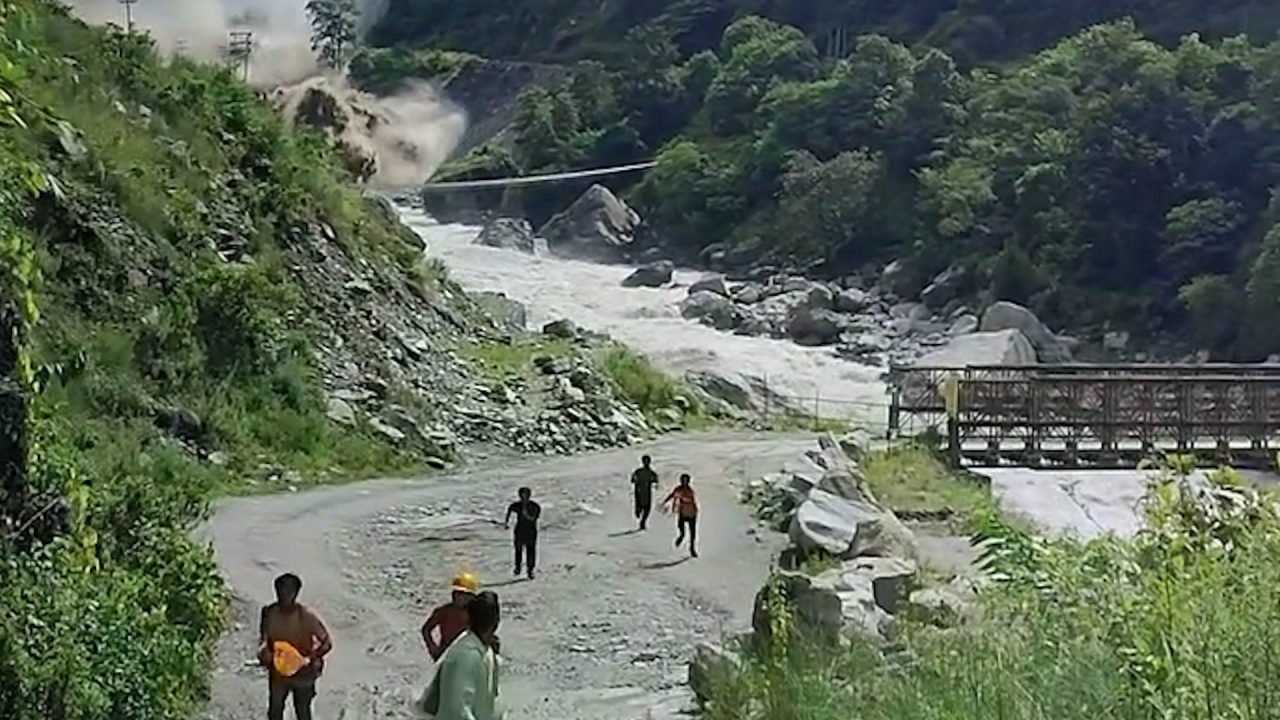 Construction worker documents moment he survives Nepal mudslide