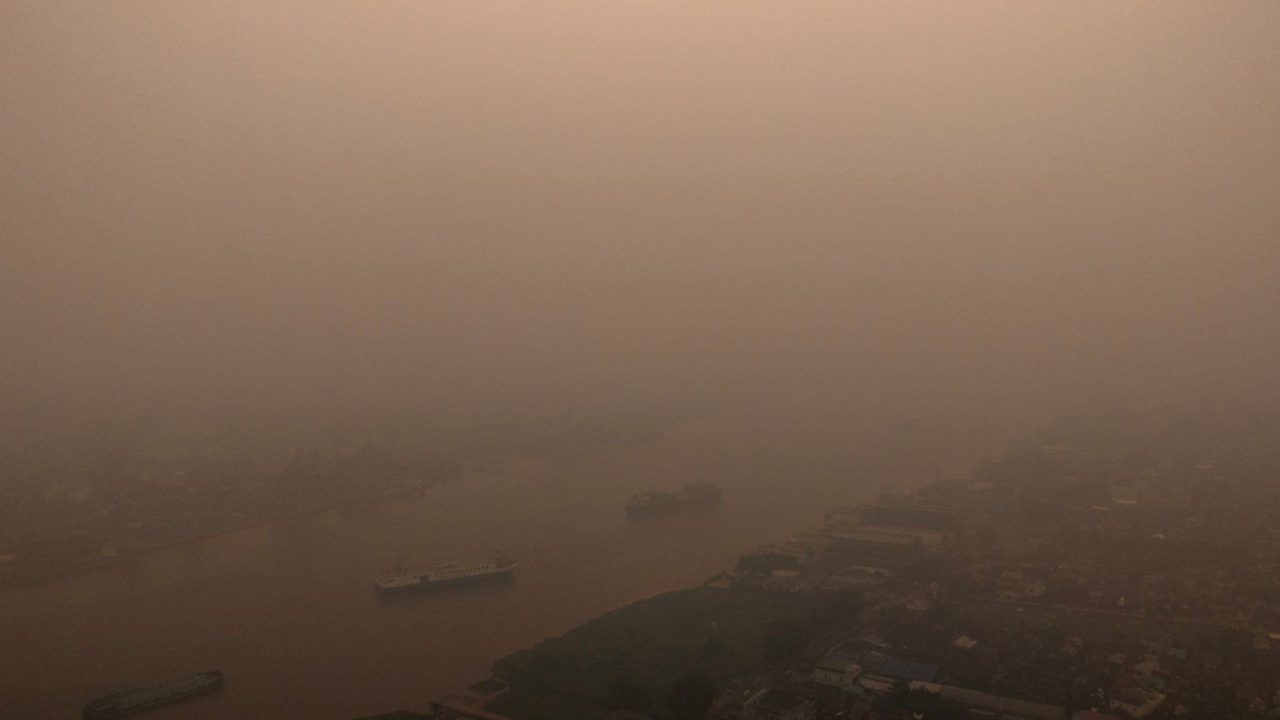 Al Jazeera reporter witnesses wildfire smoke toll on kids inside Indonesia