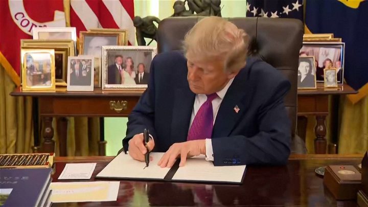 Video: Trump signs order to re-name Lake Ontario as Lake America
