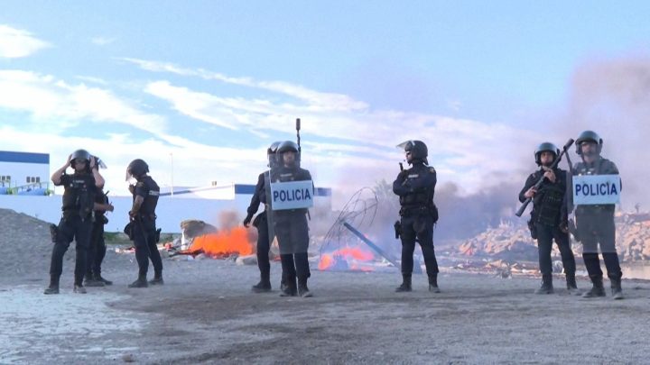 Anti-migrant protesters burn tents in Ceuta and block Red Cross aid