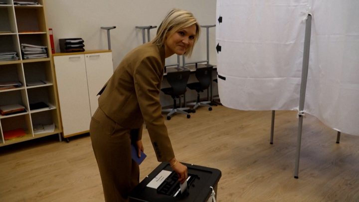 Iceland votes in a tight race on whether to resume talks to join the EU