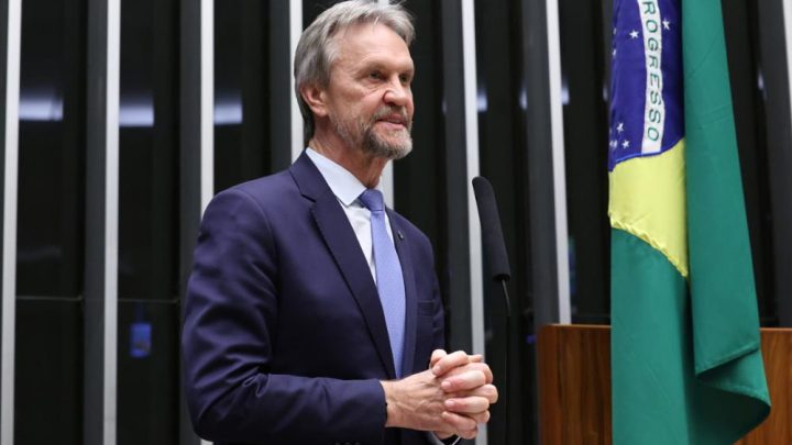 Líder do PT que sofreu AVC na Câmara recebe alta de hospital