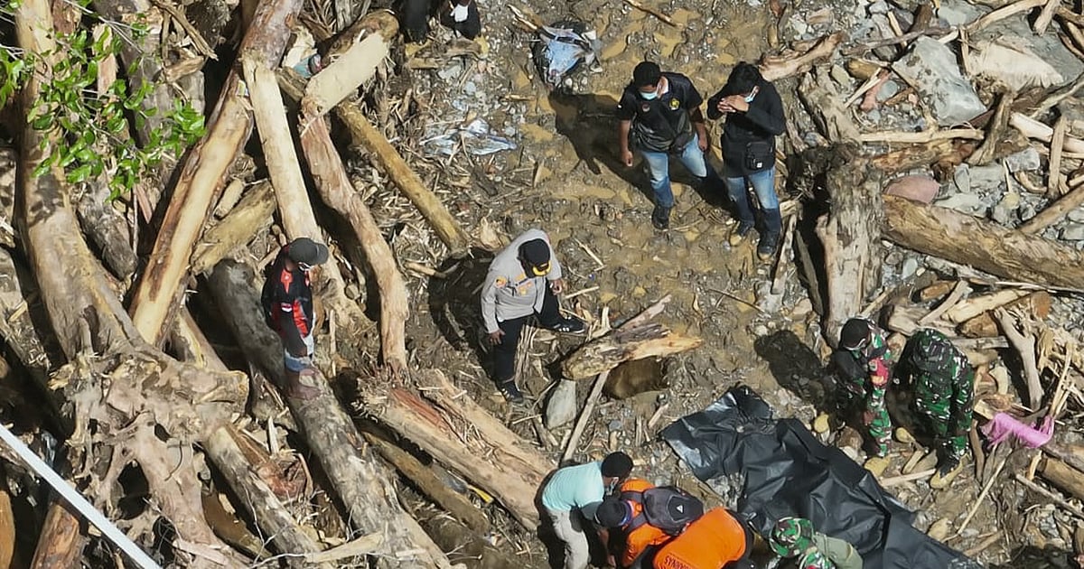 Death toll rises to 100 as rescuers recover more bodies after Central African Republic gold mine collapse