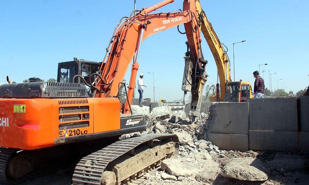 Eight injured as crane topples onto houses in Mumbai's Kurla