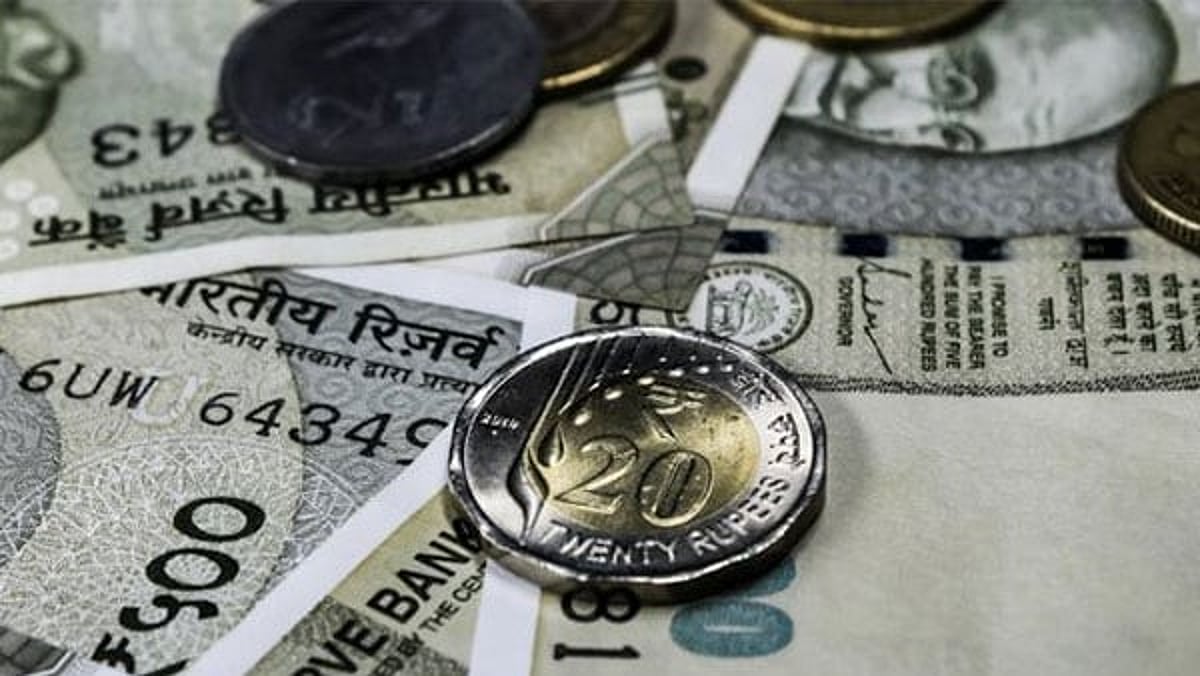 Rupee falls 7 paise to 95.68 against US dollar in early trade