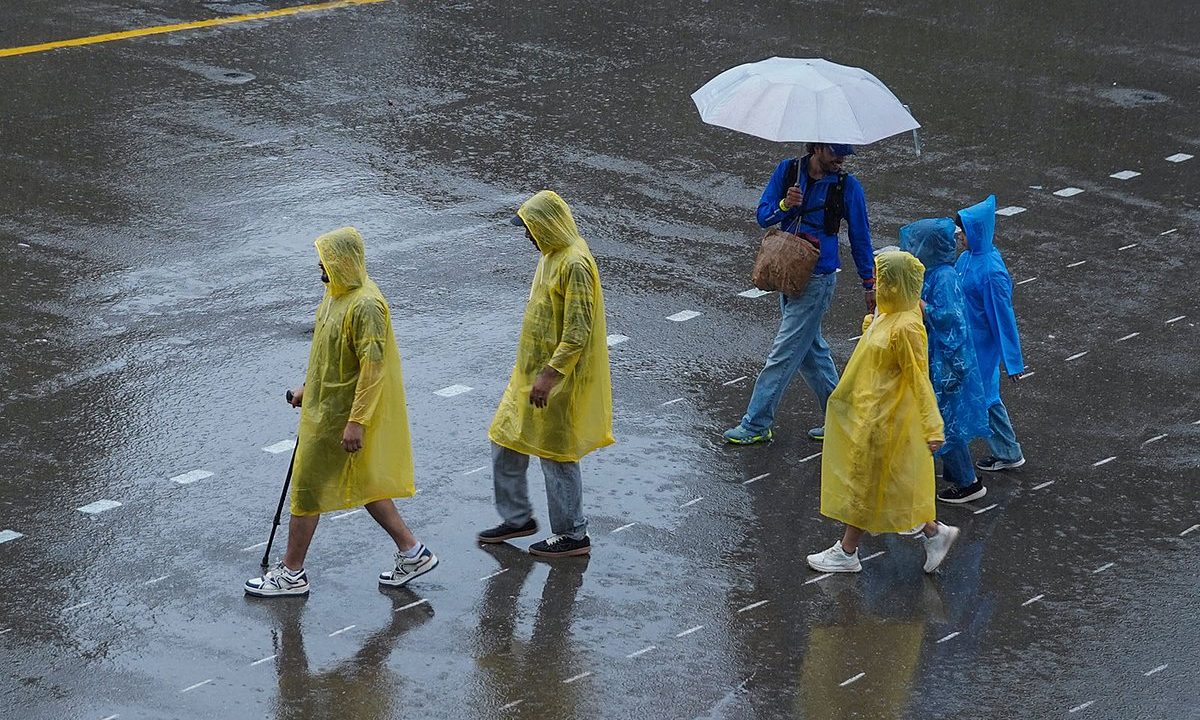Heavy rain disrupts Dehradun; 97 roads blocked, schools shut
