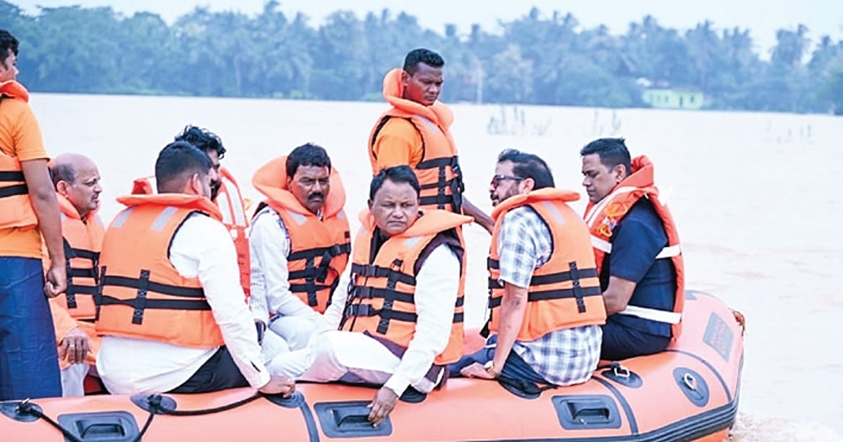CM Majhi tours flood zones of Bhadrak, Jajpur districts; assures prompt assistance
