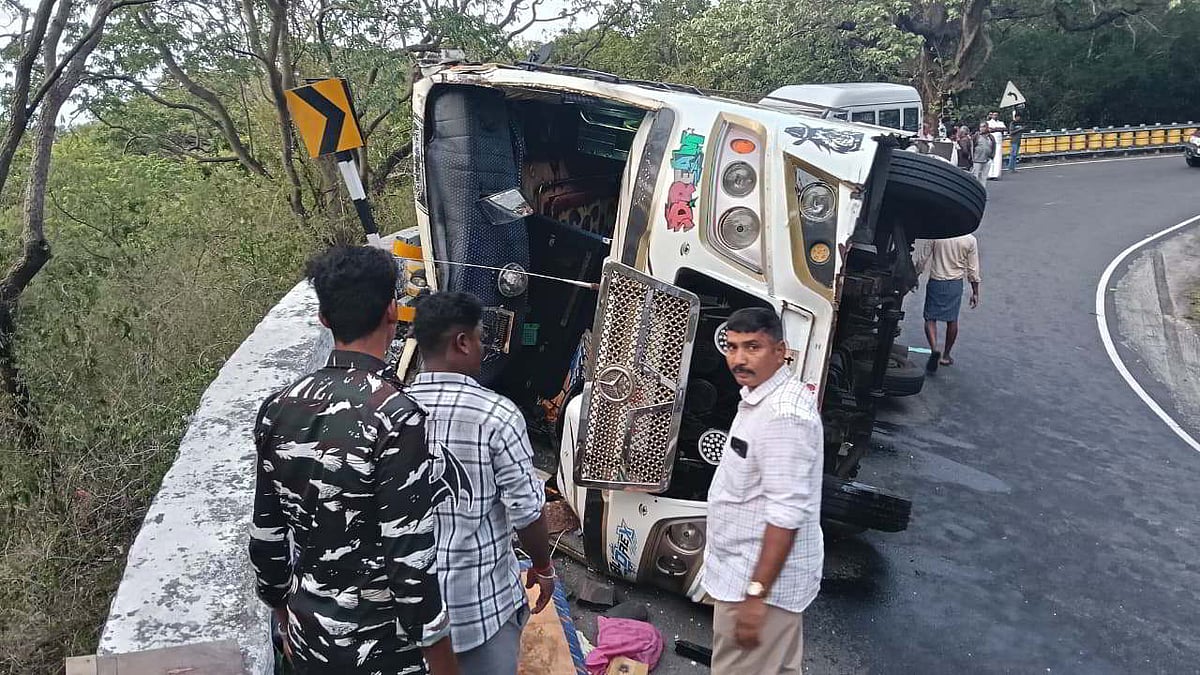 12 injured as tourist maxi cab overturns on Valparai-Pollachi road in Coimbatore