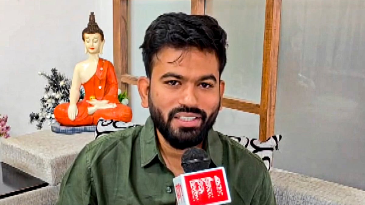 CJP's Dipke visits Maharashtra school, questions teachers over ‘making children sweep classroom’