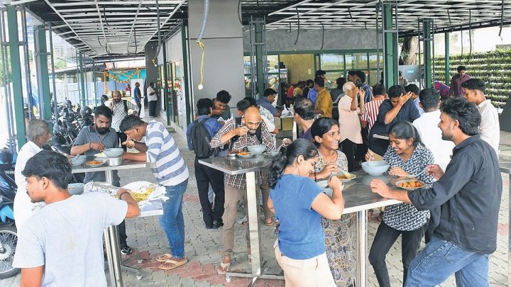 Rs 10-breakfast, dinner deliver a hit at Kochi Corporation's Indira Canteen