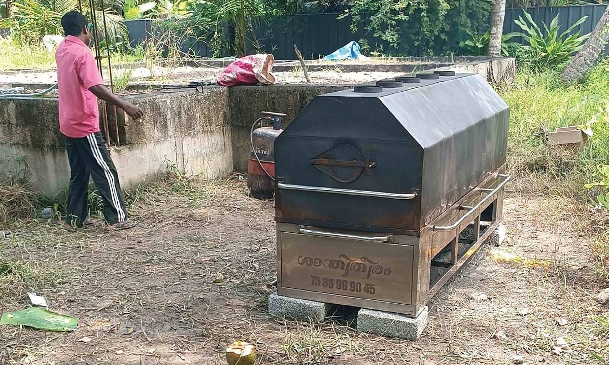 Karuvatta murder victim cremated on land he bought to build homes for daughters