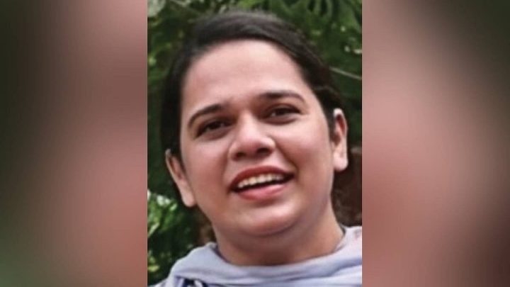 Doctor protests outside estranged husband’s home, seeks child support in Kerala