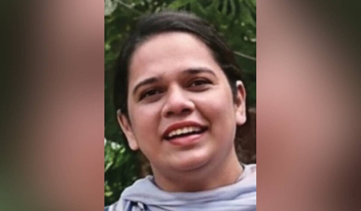 Doctor protests outside estranged husband’s home, seeks child support in Kerala