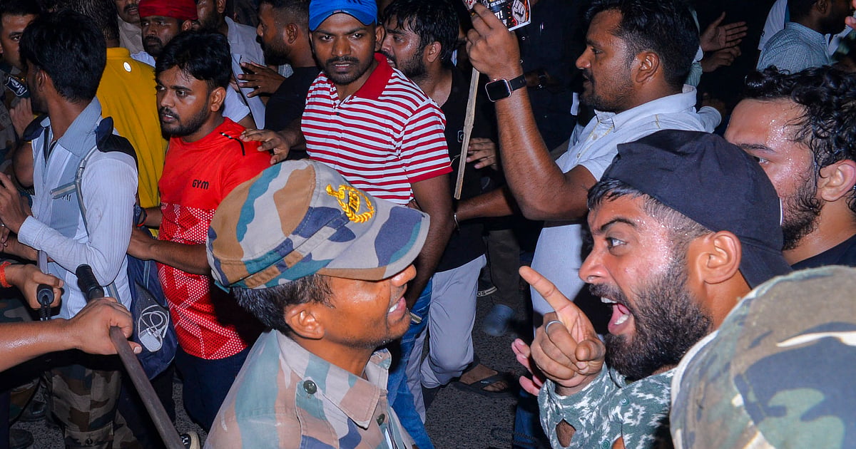 JMM workers clash with protesting students in Ranchi, flee with Hemant Soren’s effigy