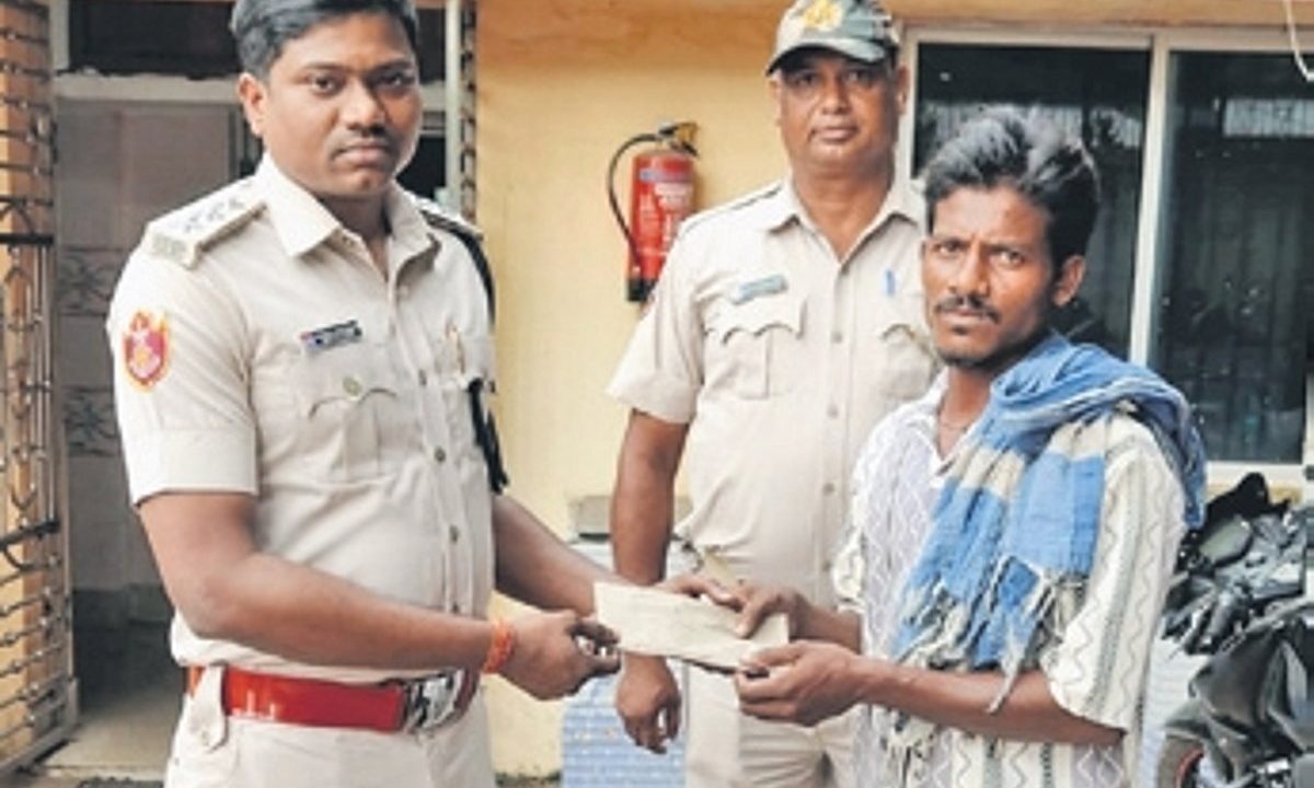 Young boatman risks own life, saves elderly man from drowning in Mahanadi river near Cuttack