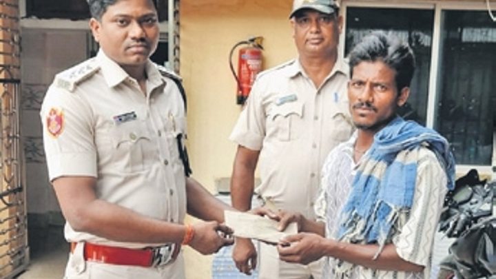 Young boatman risks own life, saves elderly man from drowning in Mahanadi river near Cuttack