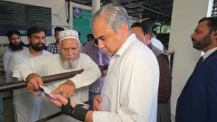 لاہور: پاسپورٹ آفس گارڈن ٹاؤن میں بدانتظامی پر محسن نقوی برہم، 2 …