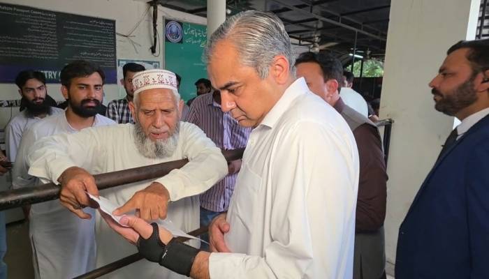 لاہور: پاسپورٹ آفس گارڈن ٹاؤن میں بدانتظامی پر محسن نقوی برہم، 2 …
