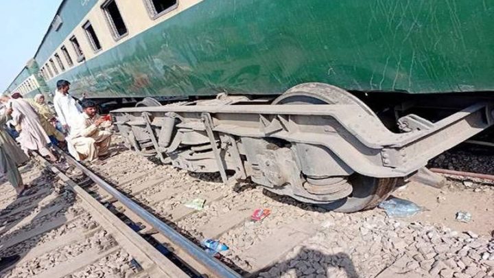 جہلم کے قریب راولپنڈی سے لاہور جانے والی مسافر ٹرین پٹڑی سے اتر …