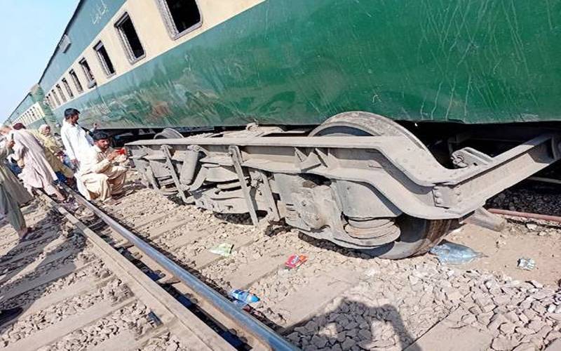 جہلم کے قریب راولپنڈی سے لاہور جانے والی مسافر ٹرین پٹڑی سے اتر ...