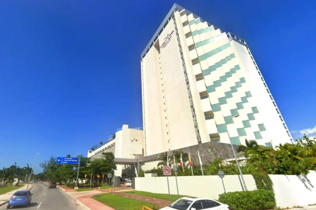 American tourist dies after falling from 18th floor of luxury Cancun hotel: report