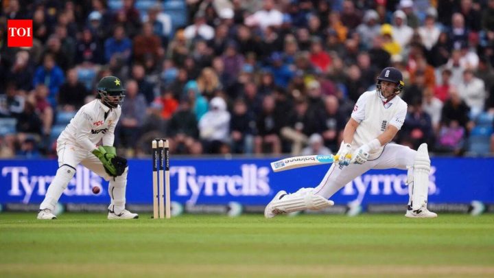 NewsEngland leave Pakistan on the ropes at Headingley after day 2