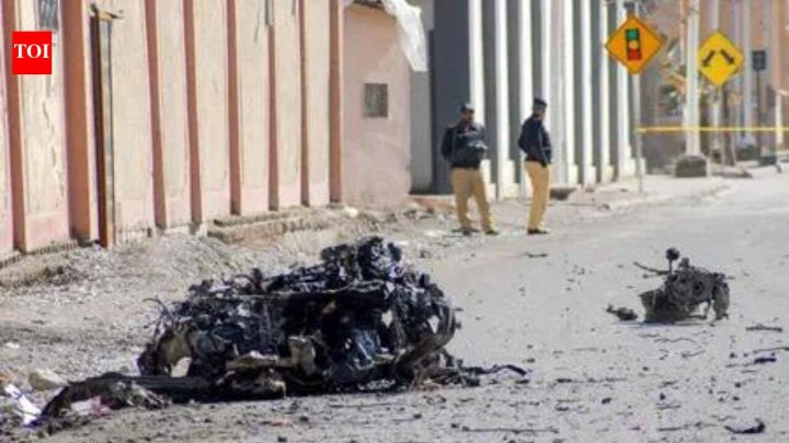 PakistanPakistan: Security official killed by gunmen; 5 cops injured in grenade blast