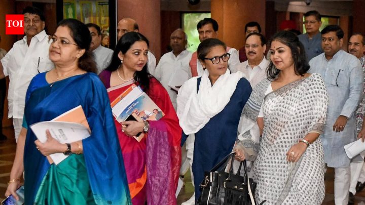 IndiaLok Sabha Secretariat issues notices to 20 rebel TMC MPs