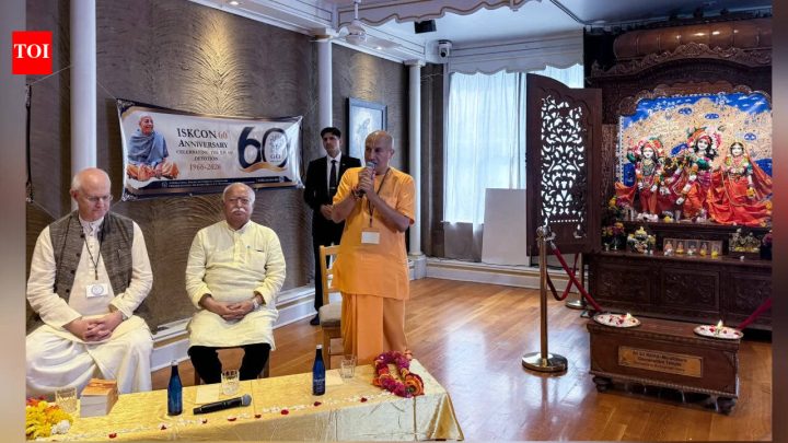 RSS chief visits Iskcon’s birthplace in New York, joins food distribution drive